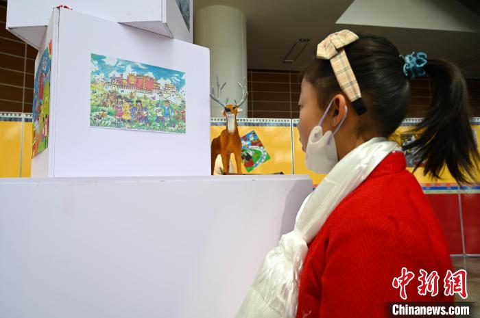 圖為學(xué)生參觀繪畫展。　趙朗 攝