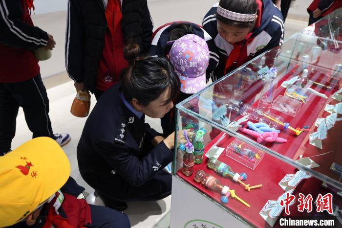 圖為亞東邊檢站民警為駐地小學(xué)生開展禁毒教育?！『?攝