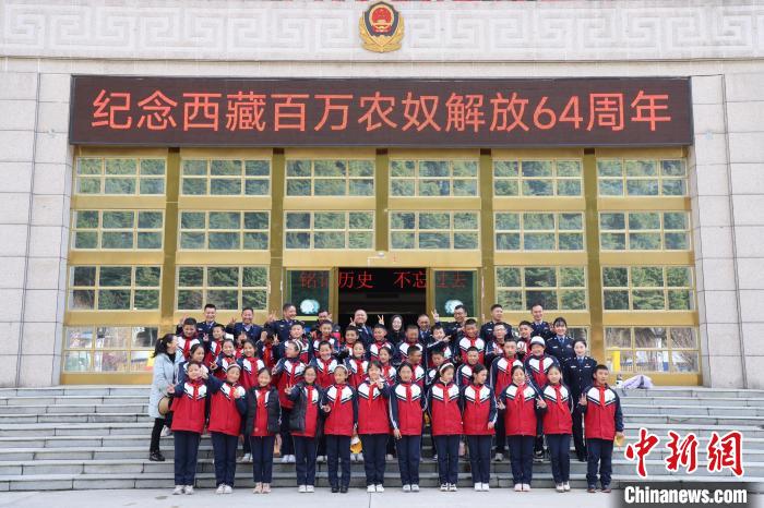 圖為亞東邊檢站民警代表與駐地小學(xué)師生代表合影留念?！『?攝