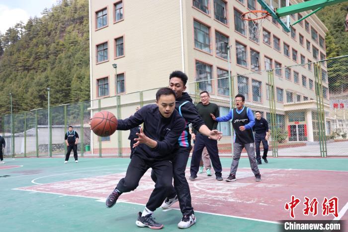圖為亞東邊檢站民警與駐地農(nóng)業(yè)銀行代表開展籃球友誼賽。　胡利媛 攝