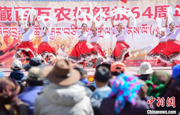 圖為墨竹工卡縣龍珠崗村，文藝演出現(xiàn)場?！∝暩聛硭?攝