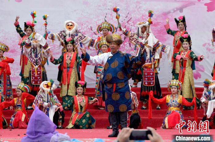 3月28日，西藏林芝第二十屆桃花旅游文化節(jié)開幕式上的文藝表演?！±盍?攝