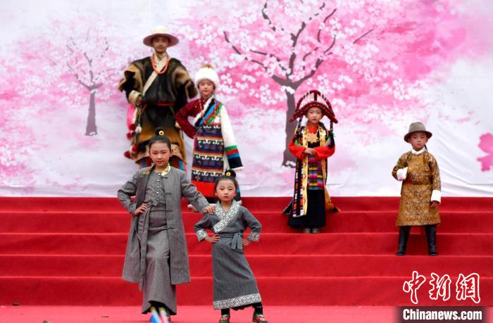 3月28日，西藏林芝第二十屆桃花旅游文化節(jié)開幕式上的文藝表演?！±盍?攝