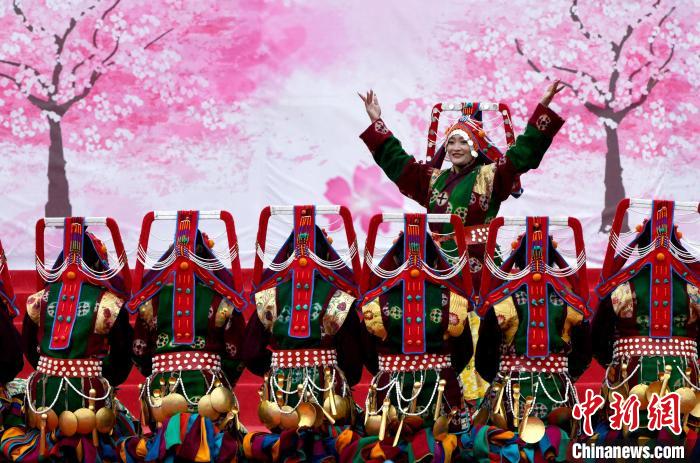 3月28日，西藏林芝第二十屆桃花旅游文化節(jié)開幕式上的文藝表演?！±盍?攝