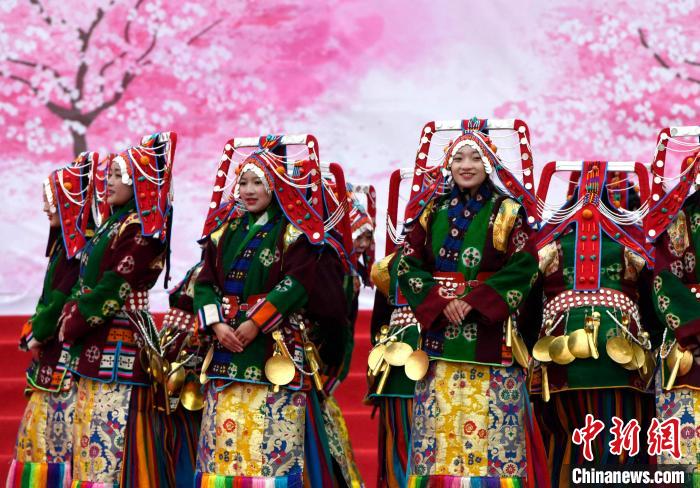 3月28日，西藏林芝第二十屆桃花旅游文化節(jié)開幕式上的文藝表演?！±盍?攝