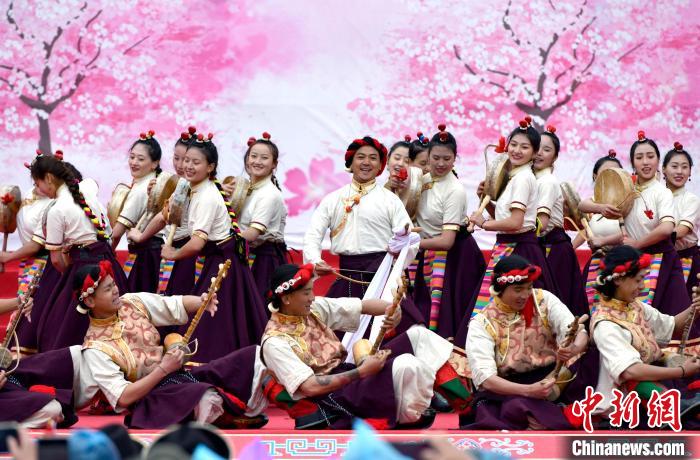 3月28日，西藏林芝第二十屆桃花旅游文化節(jié)開幕式上的文藝表演。　李林 攝