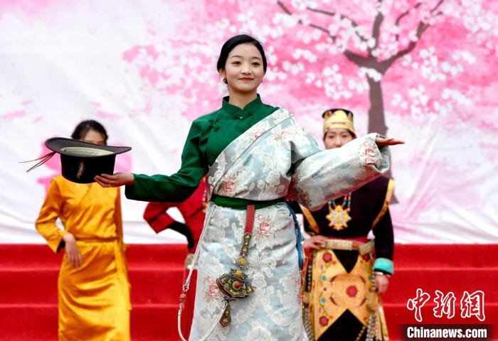3月28日，西藏林芝第二十屆桃花旅游文化節(jié)開幕式上的文藝表演?！±盍?攝