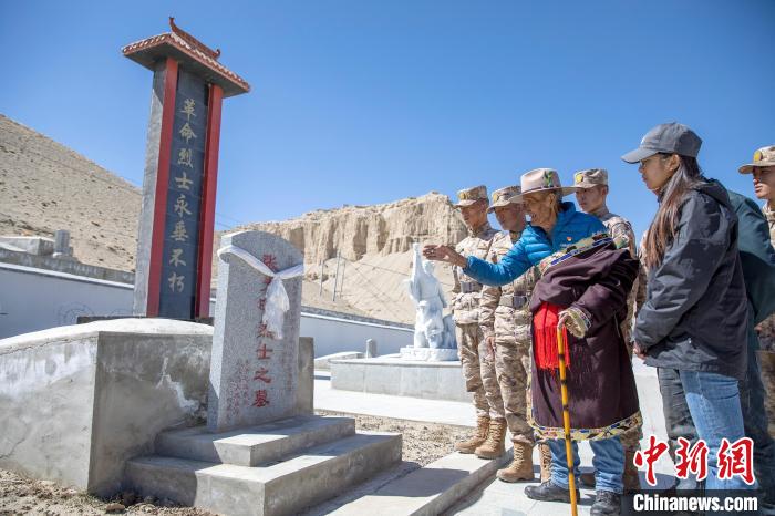 圖為在西藏阿里地區(qū)札達(dá)縣烈士陵園，82歲的次仁南杰老人為軍民代表講述新舊西藏的變化?！詵| 攝