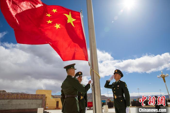 圖為在西藏阿里地區(qū)札達(dá)縣，軍民共同舉行升國旗儀式，慶祝西藏百萬農(nóng)奴解放紀(jì)念日?！詵| 攝