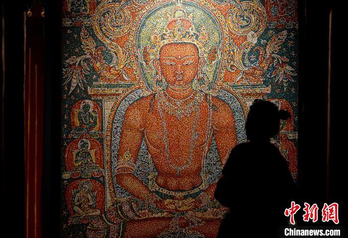 3月31日，觀眾欣賞展覽中的作品?！±盍?攝