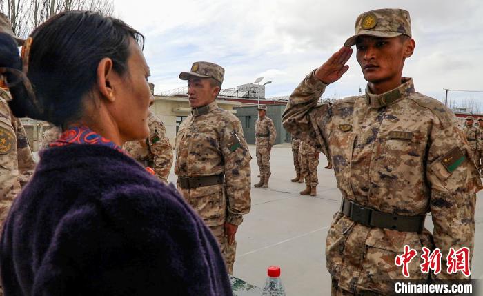 圖為列兵扎西加央向母親敬禮?！詵| 攝
