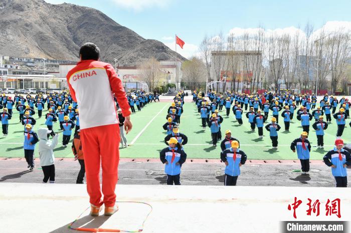圖為學(xué)生在跳繩教練齊景龍的指導(dǎo)下做準(zhǔn)備運(yùn)動(dòng)?！∝暩聛硭?攝
