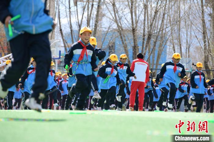 圖為學(xué)生在跳繩教練齊景龍的指導(dǎo)下做準(zhǔn)備運(yùn)動(dòng)?！∝暩聛硭?攝