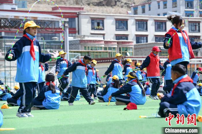 圖為學(xué)生正在練習(xí)跳繩?！∝暩聛硭?攝