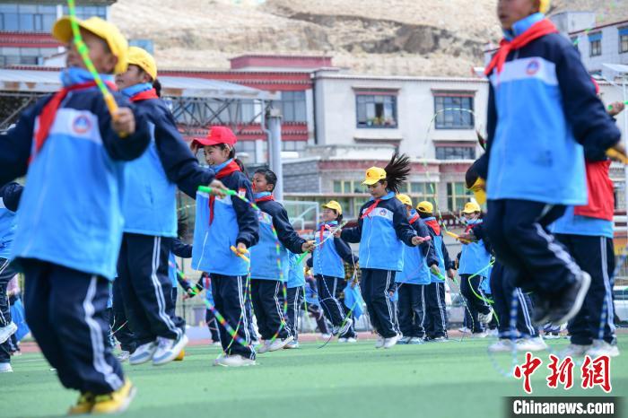 圖為學(xué)生正在練習(xí)跳繩?！∝暩聛硭?攝