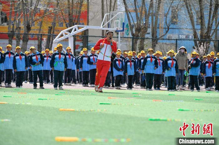 圖為學(xué)生在跳繩教練齊景龍的指導(dǎo)下做準(zhǔn)備運(yùn)動(dòng)?！∝暩聛硭?攝
