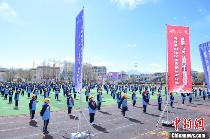 圖為學(xué)生在跳繩教練齊景龍的指導(dǎo)下做準(zhǔn)備運(yùn)動(dòng)?！∝暩聛硭?攝