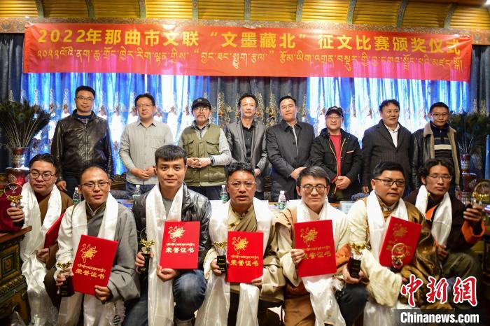 圖為獲獎人員合影留念?！∝暩聛硭?攝