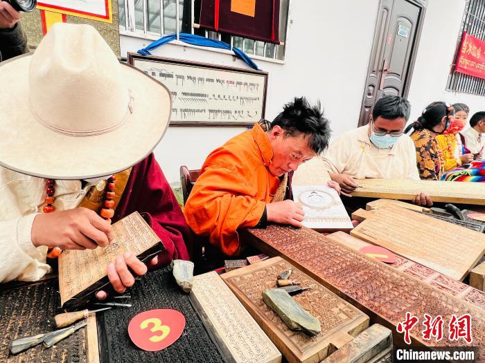 圖為2022年，聶榮縣當木江鄉(xiāng)“鄉(xiāng)村振興那曲奮進”活動雕刻比賽現(xiàn)場。資料圖 那曲市“鄉(xiāng)村振興 那曲奮進”活動辦供圖