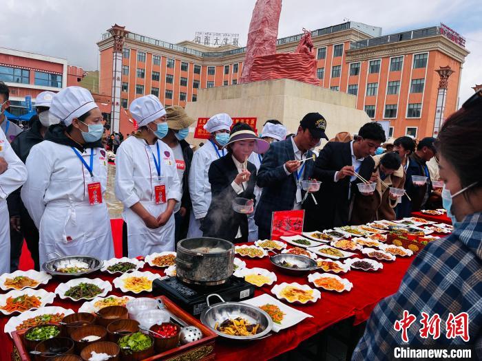 圖為2022年，班戈縣“鄉(xiāng)村振興那曲奮進”廚藝大賽現(xiàn)場。資料圖 那曲市“鄉(xiāng)村振興 那曲奮進”活動辦供圖