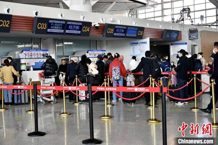 圖為旅客辦理登機手續(xù)?！≈芎?攝