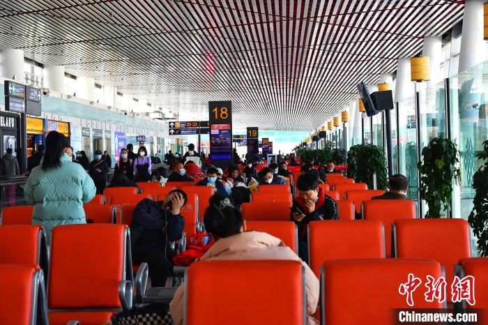 圖為旅客在機場候機室等待登機?！≈芎?攝