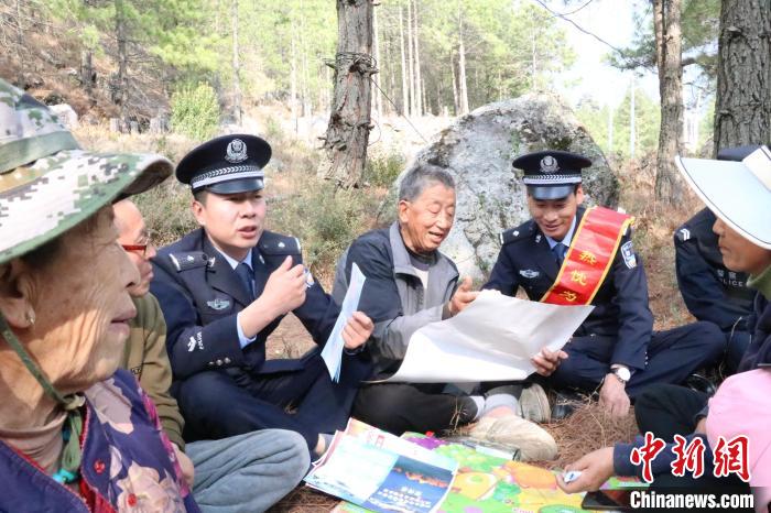 圖為竹瓦根邊境派出所民警為轄區(qū)群眾宣講森林防火常識?！≈裢吒吘撑沙鏊?供圖
