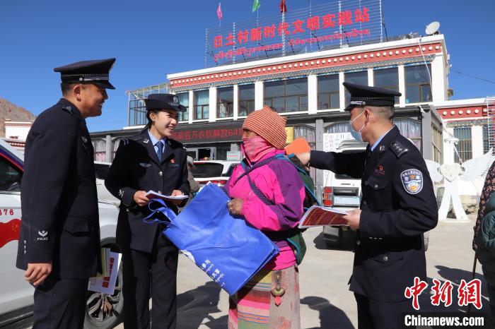 圖為日土邊境派出所民警在選轄區(qū)宣講國家安全知識?！∪尾?攝