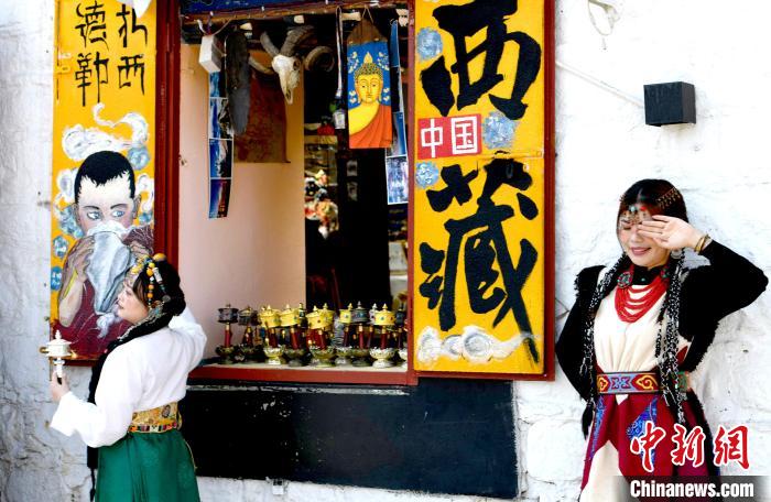 4月17日，游客身著藏式元素服裝在拉薩八廓街拍照留念?！±盍?攝