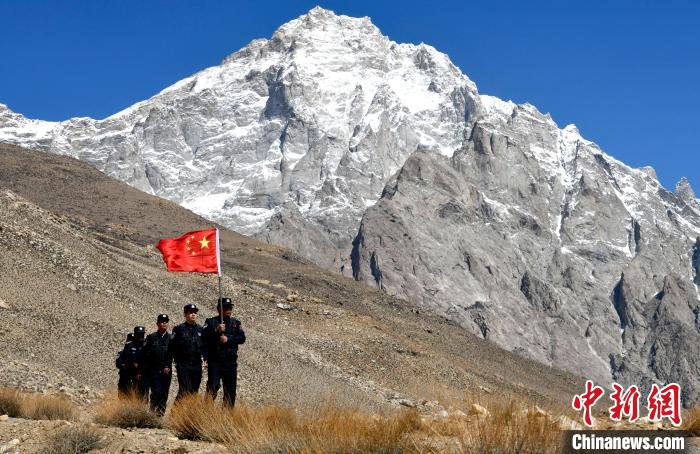 底雅邊境派出所民警夏永軍(右一)在巡邏中?！±盍?攝