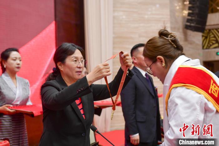 西藏舉辦“西藏十佳醫(yī)生、十佳護(hù)士”“西藏健康衛(wèi)士”表彰大會(huì)