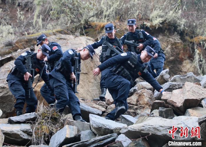 山南邊境管理支隊玉麥邊境派出所民警在邊境巡邏途中穿過亂石區(qū)?！∴嶇?攝