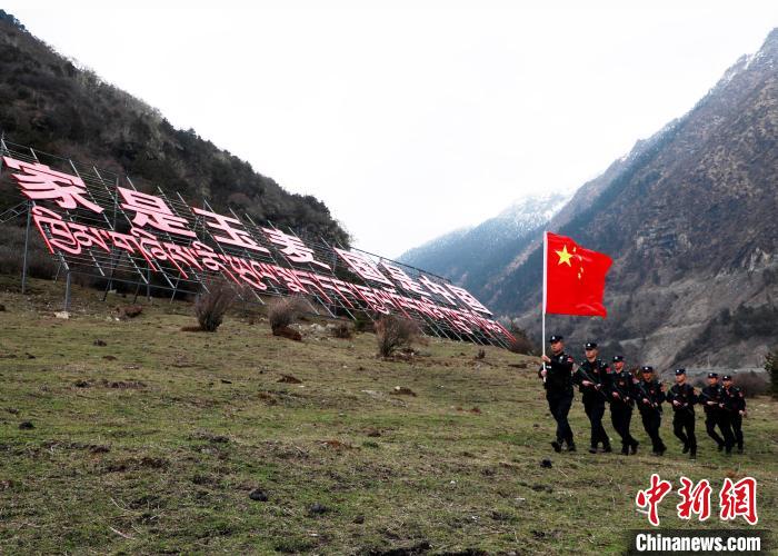 山南邊境管理支隊玉麥邊境派出所民警在轄區(qū)開展巡邏?！∴嶇?攝