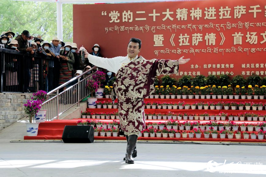 獻唱《夏爾巴》。人民網(wǎng) 次仁羅布攝