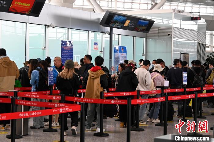 圖為“五一”期間，拉薩貢嘎機場旅客密集出行?！≡黝D珠 攝