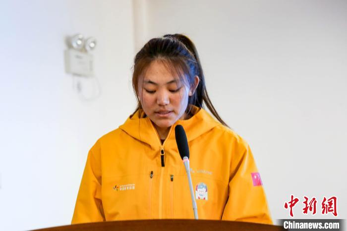 運動員代表擁青拉姆發(fā)言?！∝暣_ 攝
