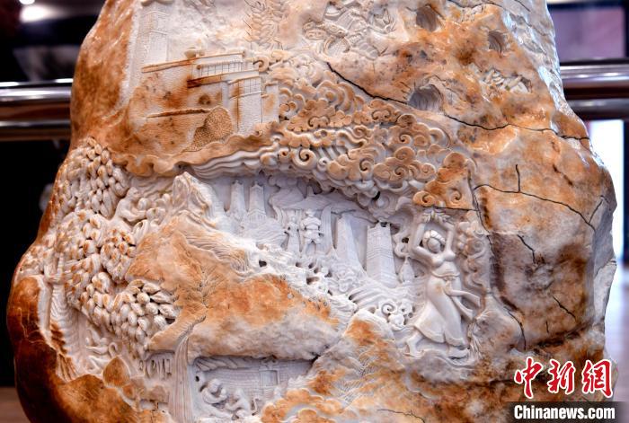 圖為5月16日，展覽中的漢白玉雕作品《猴子變?nèi)恕?。　李?攝