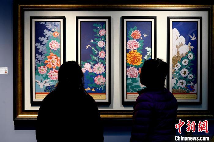 圖為5月16日，觀眾正在欣賞展覽中的新創(chuàng)唐卡作品?！±盍?攝