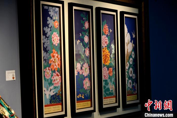 圖為5月16日，展覽中新創(chuàng)唐卡作品《四季花》?！±盍?攝
