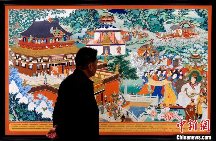 圖為5月16日，觀眾正在欣賞展覽中的新創(chuàng)唐卡作品?！±盍?攝