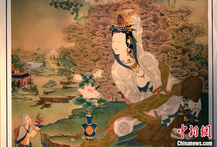 圖為5月16日，展覽中新創(chuàng)唐卡作品《靜息觀音》(局部)?！±盍?攝