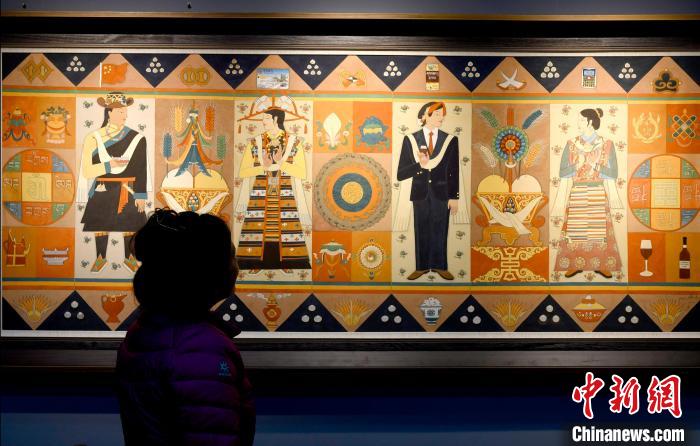 圖為5月16日，觀眾正在欣賞展覽中的新創(chuàng)唐卡作品?！±盍?攝
