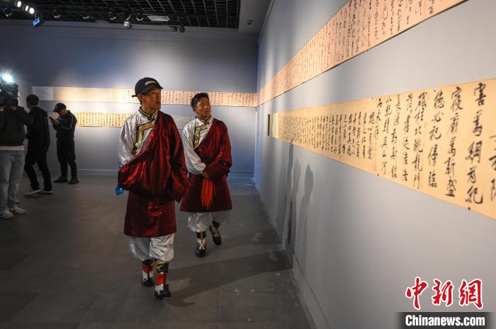 圖為學(xué)生參觀黃庭堅書法文獻展。　趙朗 攝