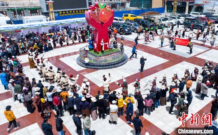 圖為“極地那曲 天際之旅”2023西藏那曲“中國旅游日”音樂美食嘉年華活動(dòng)現(xiàn)場?！∧乔形幕吐糜尉止﹫D