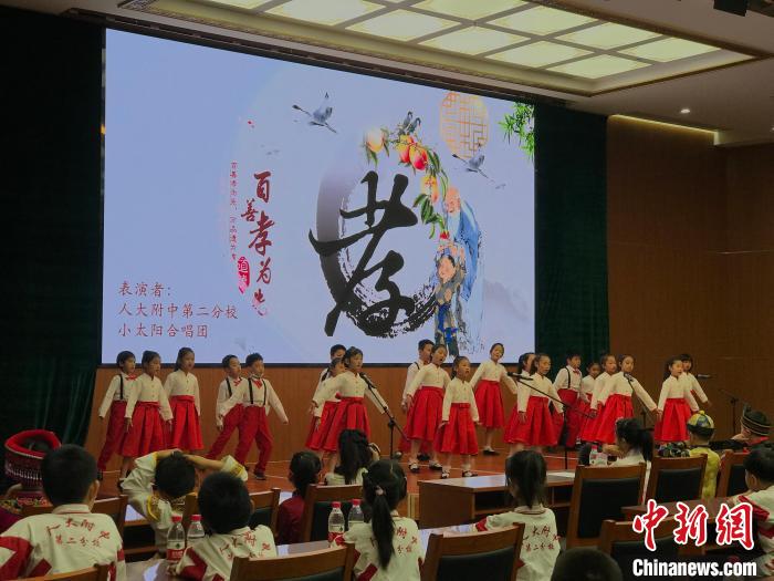 圖為中國人民大學附屬中學第二分校的小朋友們合唱?！￡惤ㄐ?攝