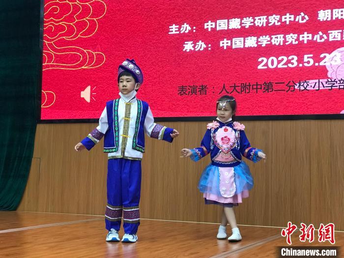 圖為中國人民大學附屬中學第二分校的小朋友們展示民族服飾?！￡惤ㄐ?攝