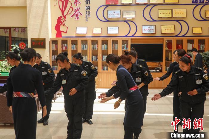 日喀則火車站客運人員學(xué)習(xí)服務(wù)禮儀。　斗山得 攝