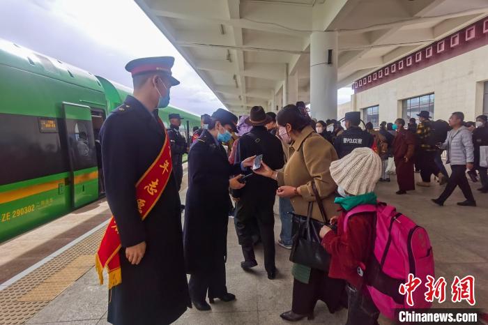 日喀則火車站工作人員引導(dǎo)乘客乘坐高原復(fù)興號。　斗山得 攝