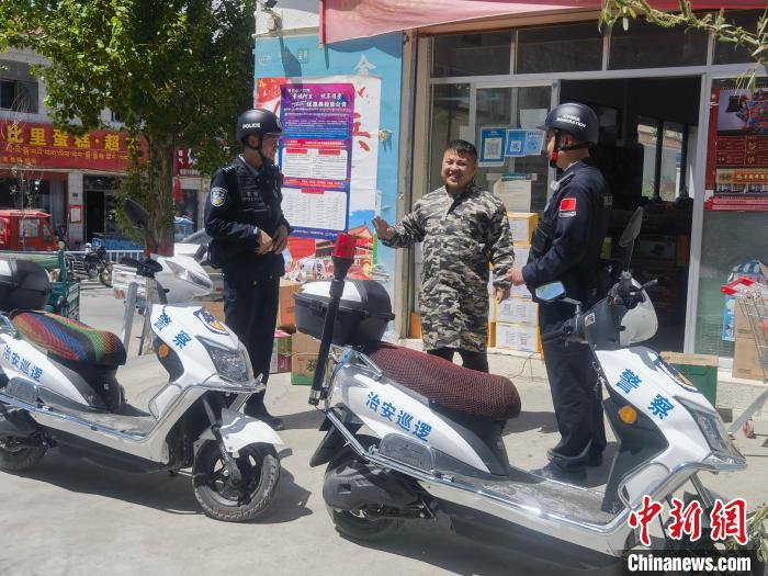 民警對轄區(qū)商鋪進行走訪排查。　黃創(chuàng)偉 攝
