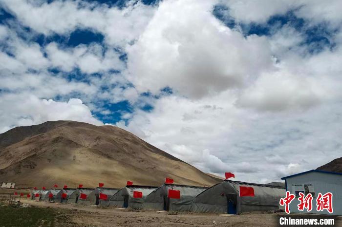 圖為西藏康馬縣的高原溫室大棚?！⒔ㄜ?攝